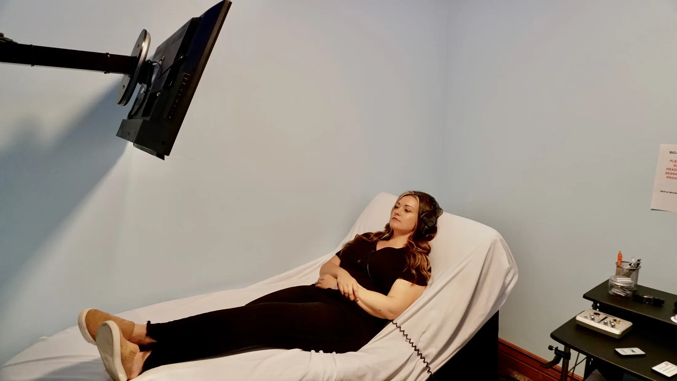 A TMS treatment chair in a calm treatment room at Maple Mountain